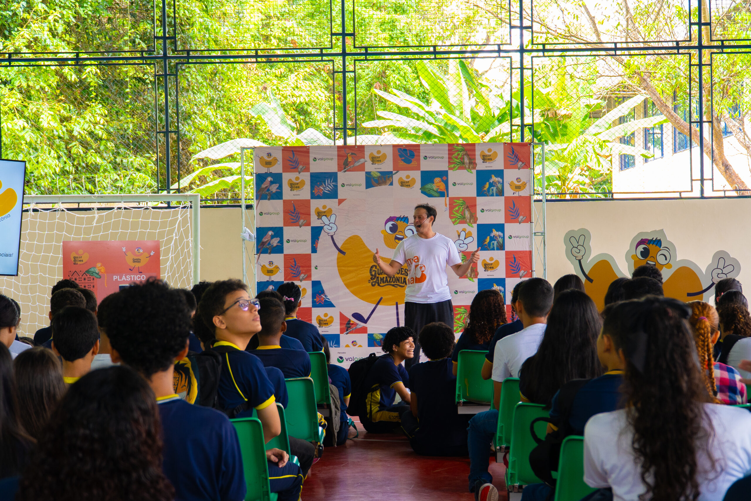 Estudantes reunidos em atividade do programa Guardiões da Amazônia