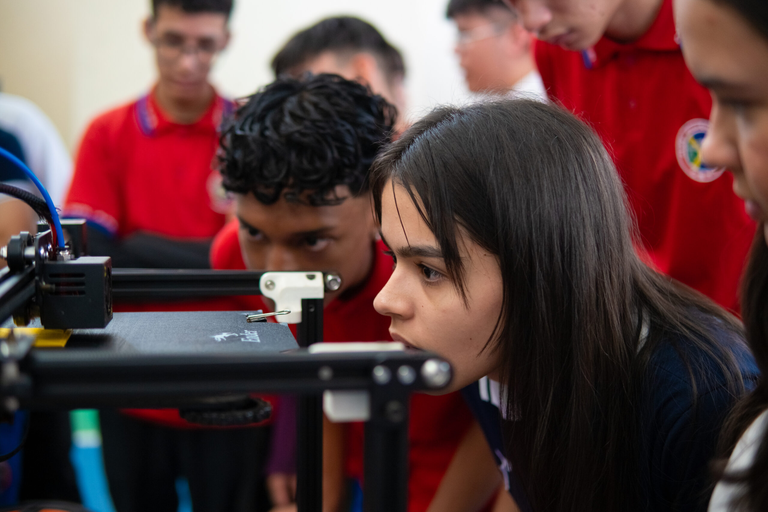 Estudantes explorando impressão 3D no Inova Amazônia